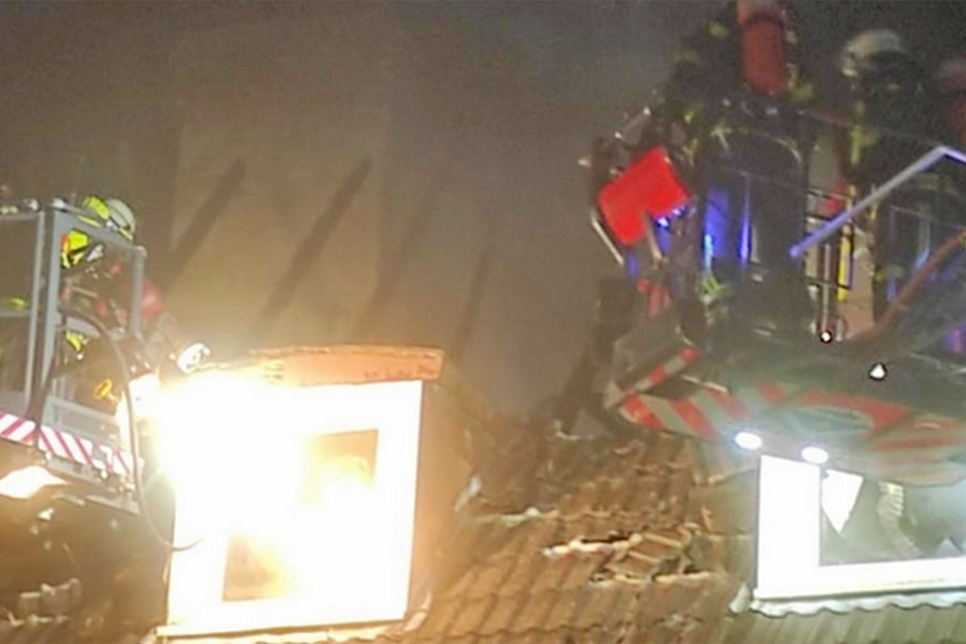 Die Feuerwehr Schönkirchen unterstützte die Heikendorfer Feuerwehren mit ihrer Hubrettungsbühne.