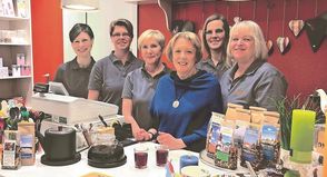 Susanne Scholz (3. v. re.) mit ihrem langjährigen Team.