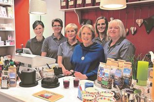 Susanne Scholz (3. v. re.) mit ihrem langjährigen Team.