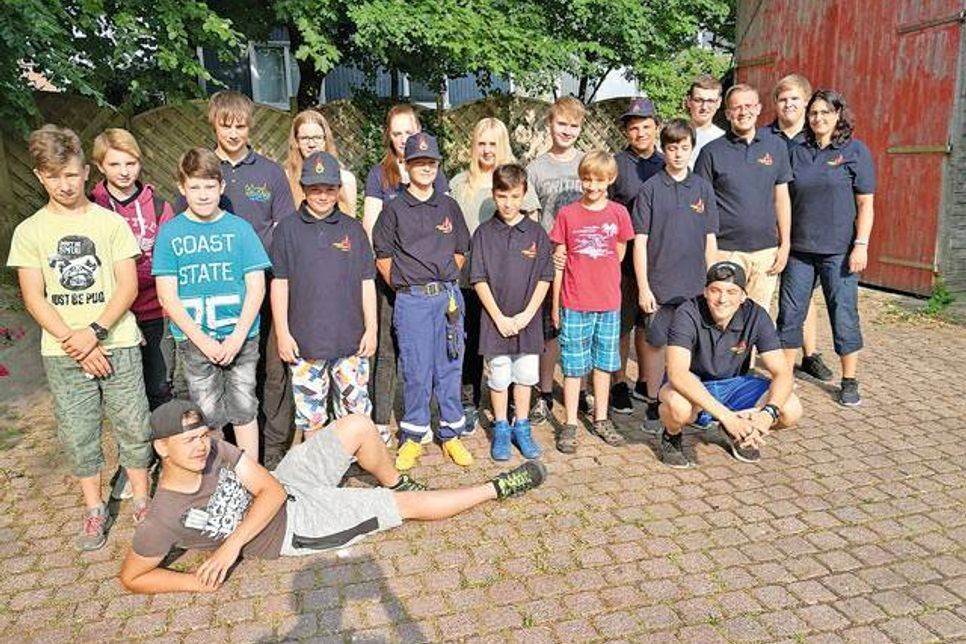 Eine fröhliche Truppe der Eutiner Jugendfeuerwehr machte sich auf den Weg ins Sommercamp.
