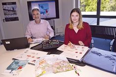 Franziska Gehrts, Kommunikationsdesignerin bei der Werbeagentur „ART &amp; DESIGN“, hat viele Bildmotive des Heftes persönlich handgezeichnet. Gemeinsam mit Christian Rogge von der Tourismus-Agentur Lübecker Bucht stellte sie jetzt das äußerst gelungene Werk vor.
