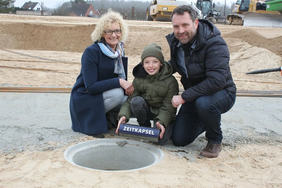 Der feierliche Akt der Grundsteinlegung mit Reimer Jens, Sohn Theo Jens und Ehefrau Birgit Weetendorf-Jens (v. re.).