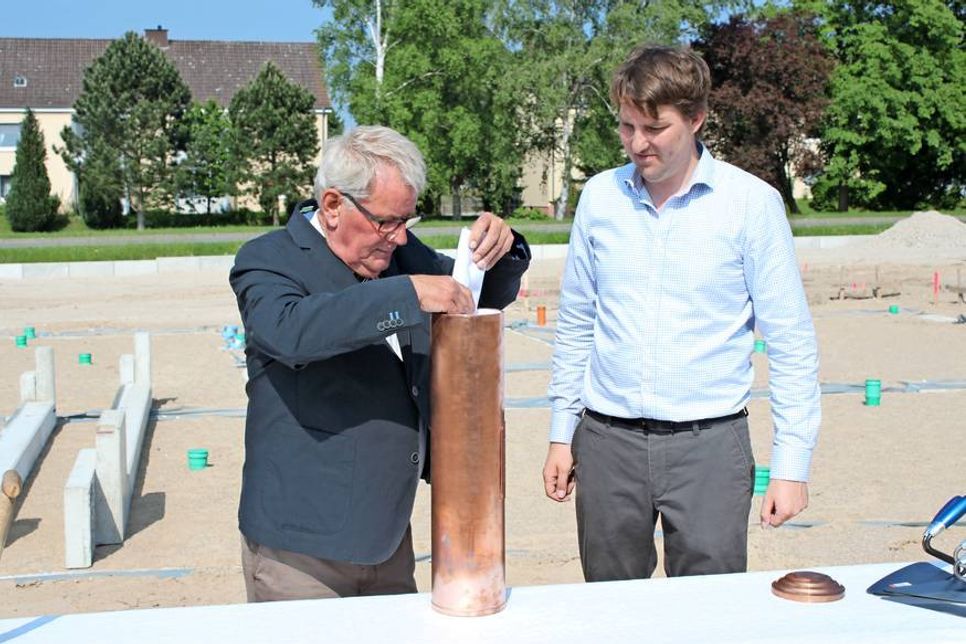 In der Kupferrolle verstaute Hans-Alfred Plötner Geschichtliches der Feuerwehr, aktuelle Medienerzeugnisse und Münzen.