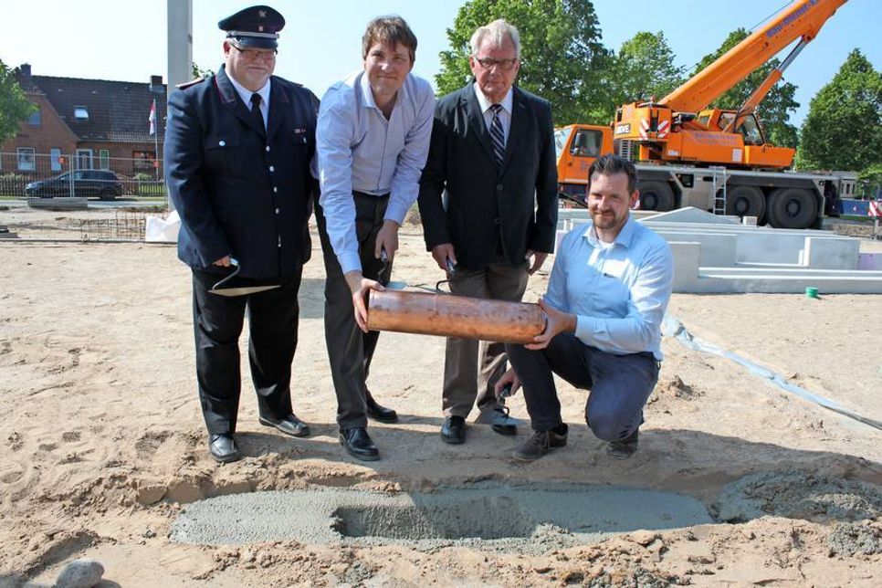 Legten den Grundstein: Ortswehrführer André Johnsen, Architekt Harm Hoffmann, Bürgermeister Hans-Alfred Plötner und Oliver Pielstiker vom Amt Ostholstein-Mitte (v. lks.).