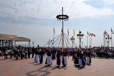 Der Wonnemonat Mai wird auch in Grömitz mit einem schönen Maibaumfest begrüßt. Traditionell steht der Maibaum für Fruchtbarkeit und Liebe, und da dieser alte germanische Brauch eine so schöne und alte Tradition vorweisen kann, soll er auch gebührend gefeiert werden.