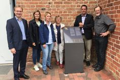 Guido Wendt (Stiftung Landesmuseen), Janina Kononov (Tourismus-Service Grömitz), Sabine Höft-Dammer (Förderkreis Kloster Cismar), Mechtild Piechulla (stellvertretende Bürgervorsteherin Ostseebad Grömitz), Mark Burmeister (Gemeinde Grömitz) und Bernd Picker (Förderkreis Kloster Cismar) bei der Präsentation der neuen Stelen im Kloster Cismar (v. lks.).