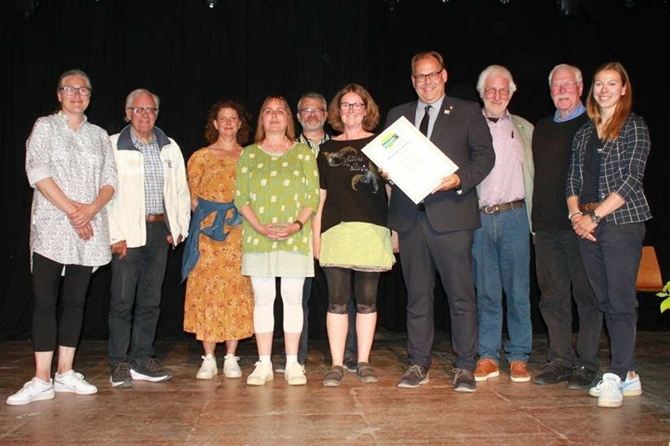 Fairtrade-Ehrenbotschafter Manfred Holz (3. v. re.) übergab die Urkunde an Bürgermeister Mirko Spieckermann.