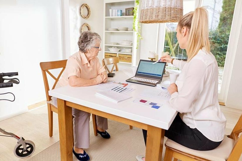 Eine Pflegeberatung kann zu dem neuen Zuschuss informieren. Foto: djd/compass private pflegeberatung/mattphoto