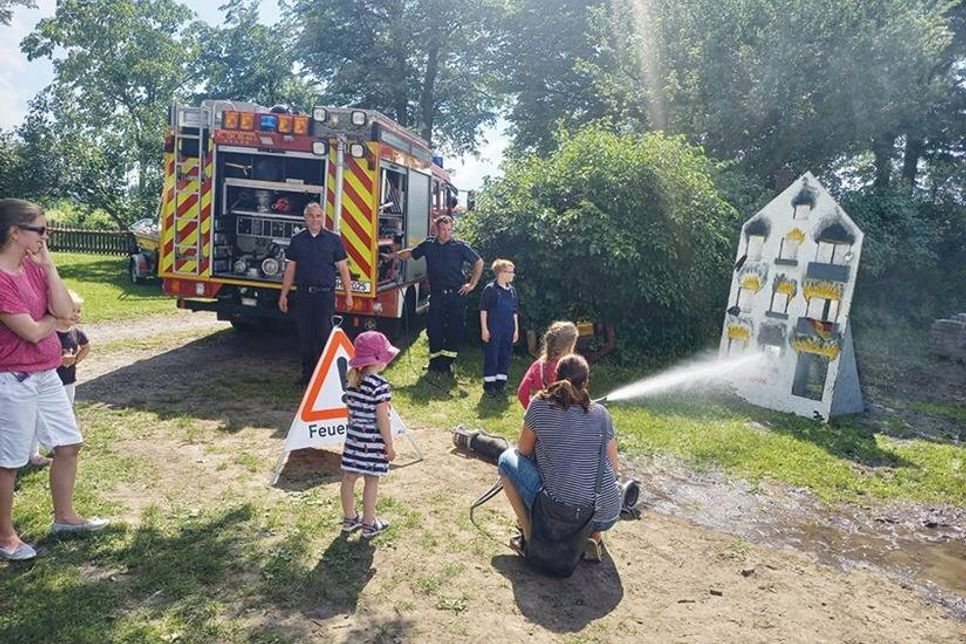 Das Löschen des „brennenden Hauses“ ist eine von vielen Aktionen beim Kinderfest in Offendorf.