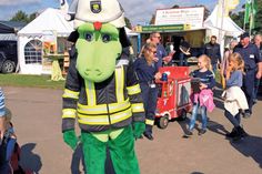 Flori Feuer aus Ratekau besuchte auch dieses Jahr wieder die NORLA in Rendsburg und unterstützte den Landesfeuerwehrverband beim Verkauf der Feuerwehr-Mettwurst.