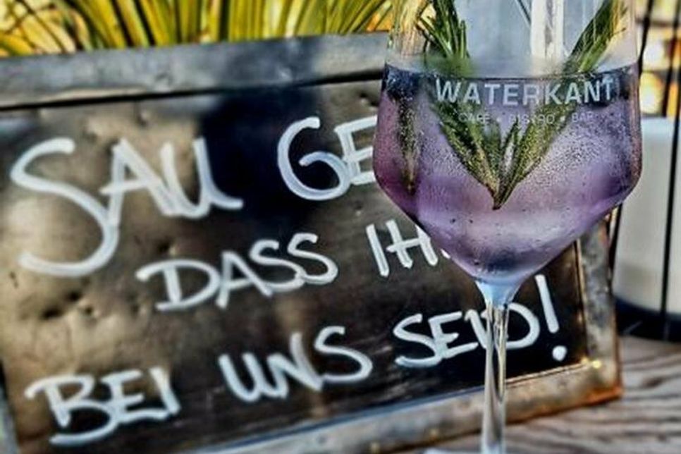 „Saugeil, dass ihr da seid!“ Im Waterkant gibt es nicht nur kühle Drinks, sondern auch immer einen witzigen Spruch.