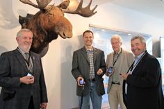 Heinrich Evers, Dr. Frank Wilschewski, Eckert Groth und Ernst-August Petsch freuen sich über die nun dreisprachigen Tonaufnahmen.