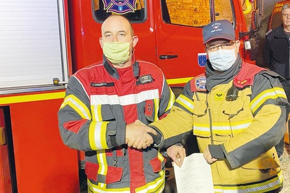 Übergabe: Konrad Kopkiewicz (Feuerwehr Lotyn, links) und Björn Schlieter von der Freiwilligen Feuerwehr Mori in Lotyn.