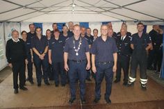 Der König 2023 der Freiwilligen Feuerwehr Lensahnerhof heißt Frank Paustian (vorrne lks.). Die erste Gratulation erfolgte vom stellvertretenden Wehrführer Ralf Gurke (vorne re.).