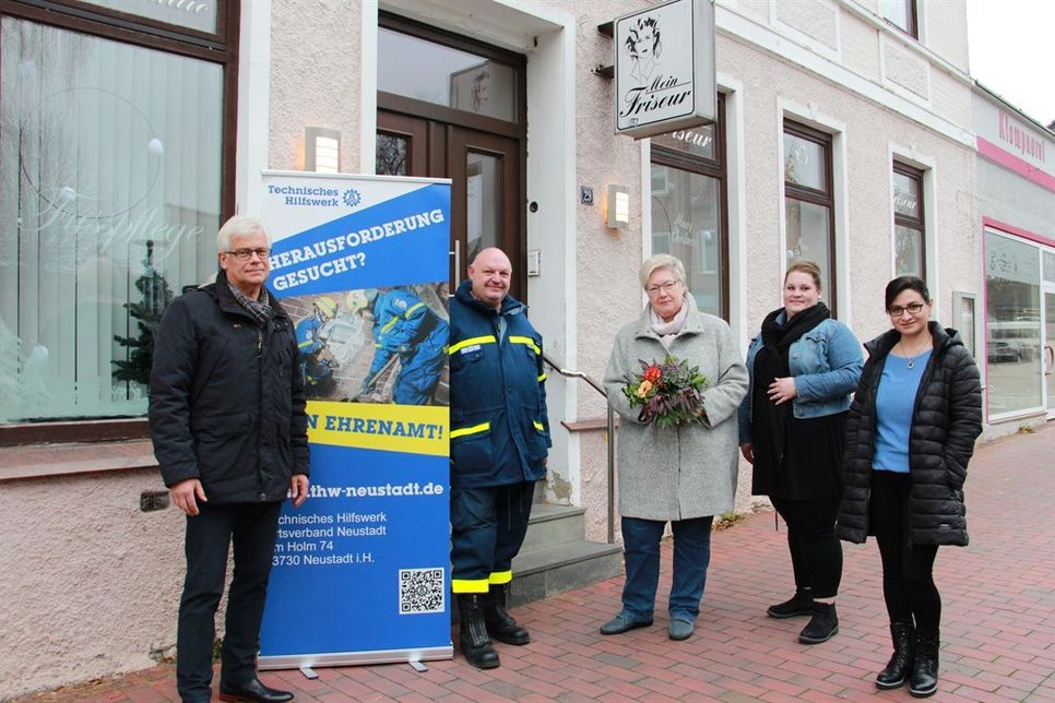 Bernd Meckelmann, Vorsitzender der THW-Helfervereinigung und der stellvertretende Ortsbeauftragte des THW-Ortsverbandes Neustadt Volker Hofele mit der Inhaberin von „Mein Friseur“ Regina Scheel sowie Maxien Puchalla und Valentina Sergiyenko (v. lks.) bei der Spendenübergabe.