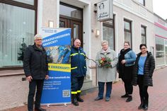 Bernd Meckelmann, Vorsitzender der THW-Helfervereinigung und der stellvertretende Ortsbeauftragte des THW-Ortsverbandes Neustadt Volker Hofele mit der Inhaberin von „Mein Friseur“ Regina Scheel sowie Maxien Puchalla und Valentina Sergiyenko (v. lks.) bei der Spendenübergabe.