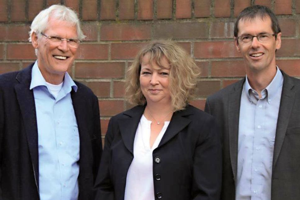 Die Kuratoriumsvorsitzenden Uwe Muchow und Barbara Helbach mit dem Vereinsvorsitzenden Henning Reimann (v. lks.)