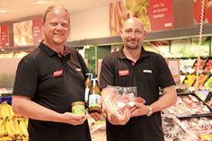 Geschäftsführer Torben Osterode und Getränkemarktleiter Andreas Kaiser bieten den Kunden Frische und Qualität von Erzeugern aus der Region.