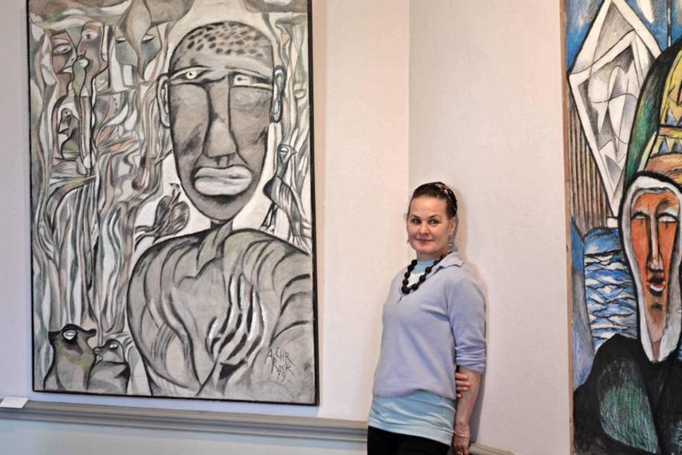 Genoveva Reck-Thomas in der Ausstellung ihres Vaters © Landesmuseen Schloss Gottorf 2017.