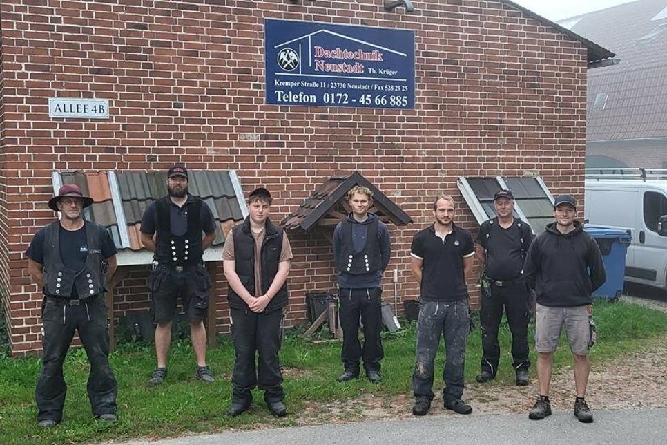 Das Team von Dachtechnik Neustadt mit Inhaber Thomas Krüger ist von Fehmarn bis Hamburg im Einsatz.