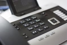 Die Polizeidirektion Lübeck rät weiterhin aufmerksam zu sein und gibt Tipps, wie man den Telefonbetrügern keine Chancen lässt.