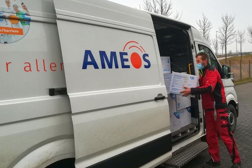 Ein Fahrer nimmt die Masken für die Ameos-Klinik in Empfang.