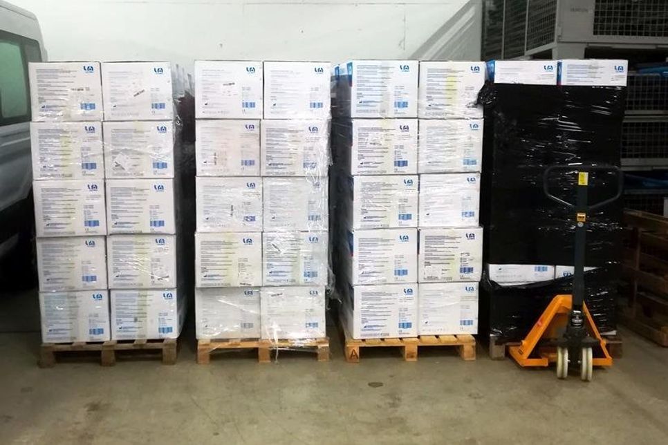 463.000 Masken auf vier Euro-Paletten.