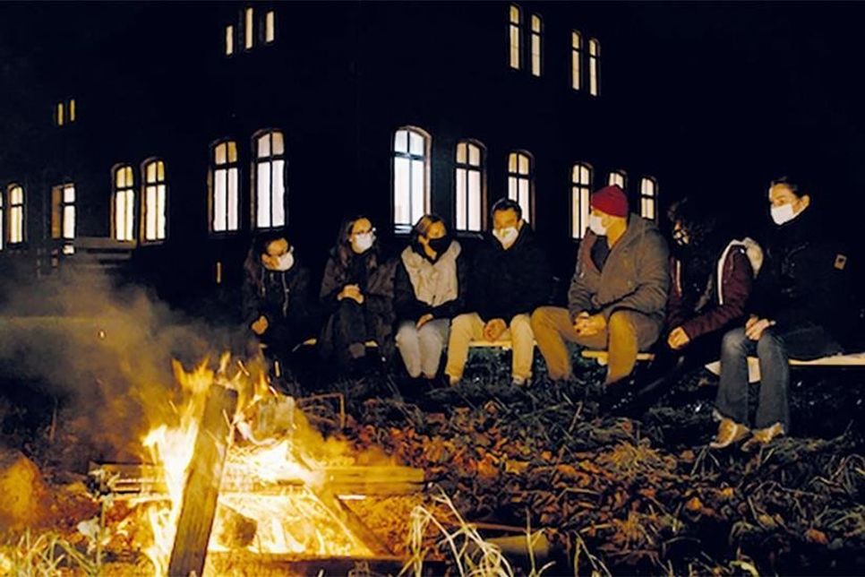 Am Lagerfeuer klang der viertägige Gedankenaustausch aus.