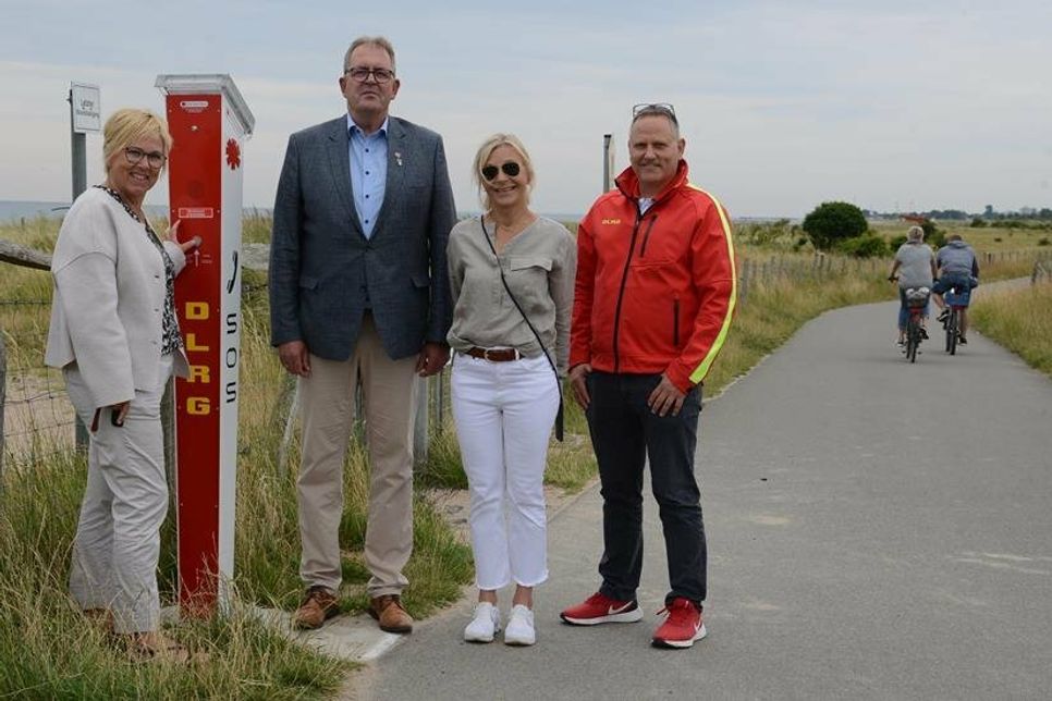 Kirsten Skörries, Matthias Bosch (Verwaltungsgemeinschaft Grömitz), Elgin Zühlke vom Tourismusservice Grube und Klaus Holger Hecken (v. lks.) freuen sich über die Notrufsäule.