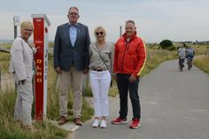 Kirsten Skörries, Matthias Bosch (Verwaltungsgemeinschaft Grömitz), Elgin Zühlke vom Tourismusservice Grube und Klaus Holger Hecken (v. lks.) freuen sich über die Notrufsäule.