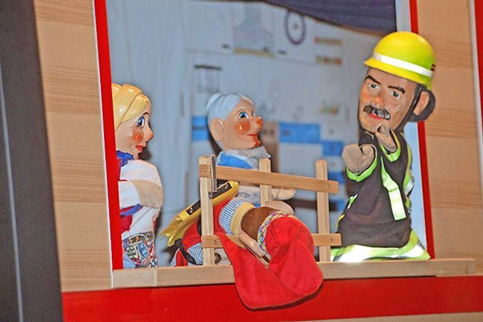 Oh Schreck! Kaspers Kopf steckt im Zaun fest. Wer hilft? Die Feuerwehr.