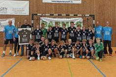 Die beiden D-Jugenden der HSG bedankten sich beim Saisonstart bei ihrem Trikotsponsor Oliver Markmann von der Grömitzer Taxi-Ruf GmbH (3. v. lks.).