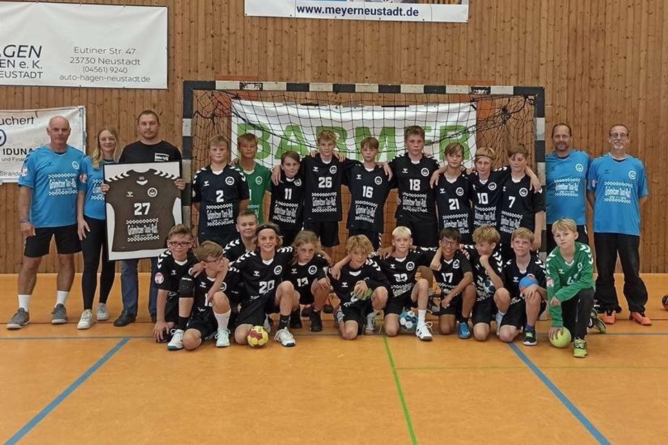 Die beiden D-Jugenden der HSG bedankten sich beim Saisonstart bei ihrem Trikotsponsor Oliver Markmann von der Grömitzer Taxi-Ruf GmbH (3. v. lks.).