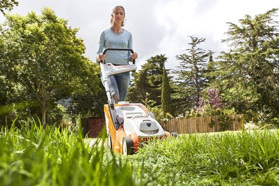 Die Rasenpflege entspannt - und sorgt mit wenigen Handgriffen für einen dichten und grünen Teppich. Foto: djd/STIHL/Thomas Kettner