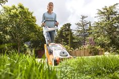 Die Rasenpflege entspannt - und sorgt mit wenigen Handgriffen für einen dichten und grünen Teppich. Foto: djd/STIHL/Thomas Kettner