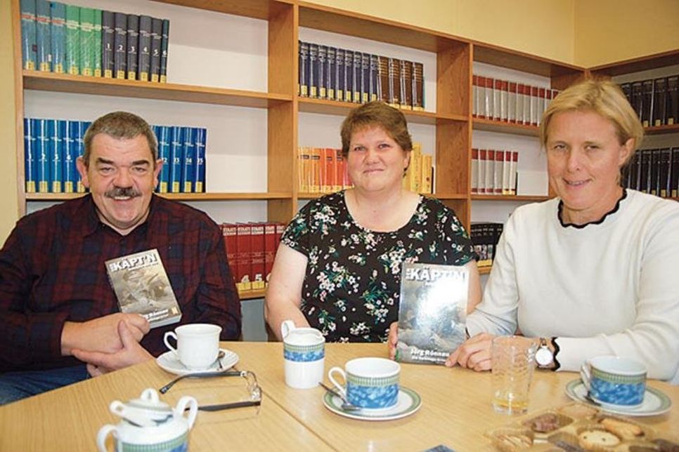 Jörg Rönnau liest in der Preetzer Stadtbücherei aus seinem neuen Buch. Büchereileiterin Ulrike Barthel (Mitte) und Inga Feldmann freuen sich auf diese Premierenlesung.