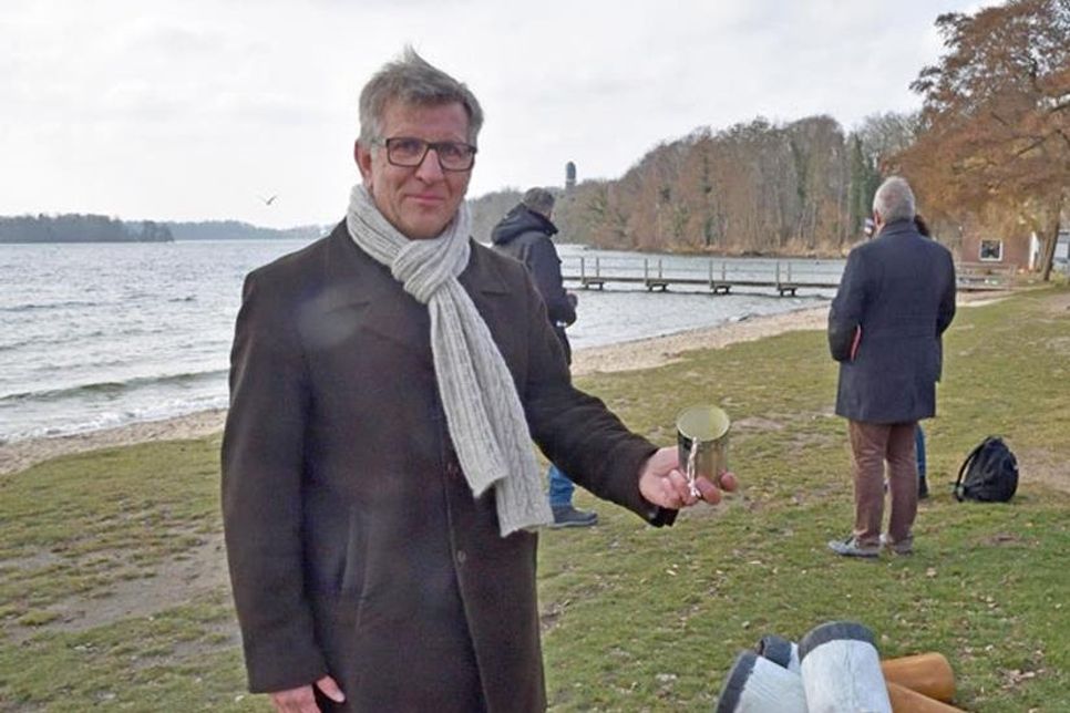 Der Vorsitzende des Vereins Initiative Schönes Plön (ISP) Raimund Paugstadt mit einem der Leih-Aschenbecher aus alten Dosen, die Raucher am Strandbad Fegetasche benutzen können.