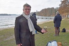 Der Vorsitzende des Vereins Initiative Schönes Plön (ISP) Raimund Paugstadt mit einem der Leih-Aschenbecher aus alten Dosen, die Raucher am Strandbad Fegetasche benutzen können.