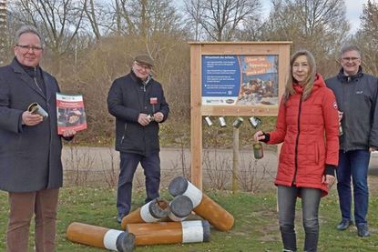 Kippen sollten in Abfallbehälter gegeben und nicht in der Natur entsorgt werden: Bürgermeister Lars Winter (v. l.), die Vertreter der Naturfreunde Hans-Peter Buchholz und Dr. Ina Walenda sowie Stefan Weber von der SPD Landtagsfraktion werben bei Rauchern für mehr Umsicht.