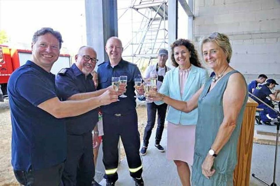 Ein Prosit auf das Richtfest: Stefan Leyck, Michael Wilkat, Jürgen Kock, Juliane Bohrer und Hilla Mersmann (v.l.). Fotos: Asmus