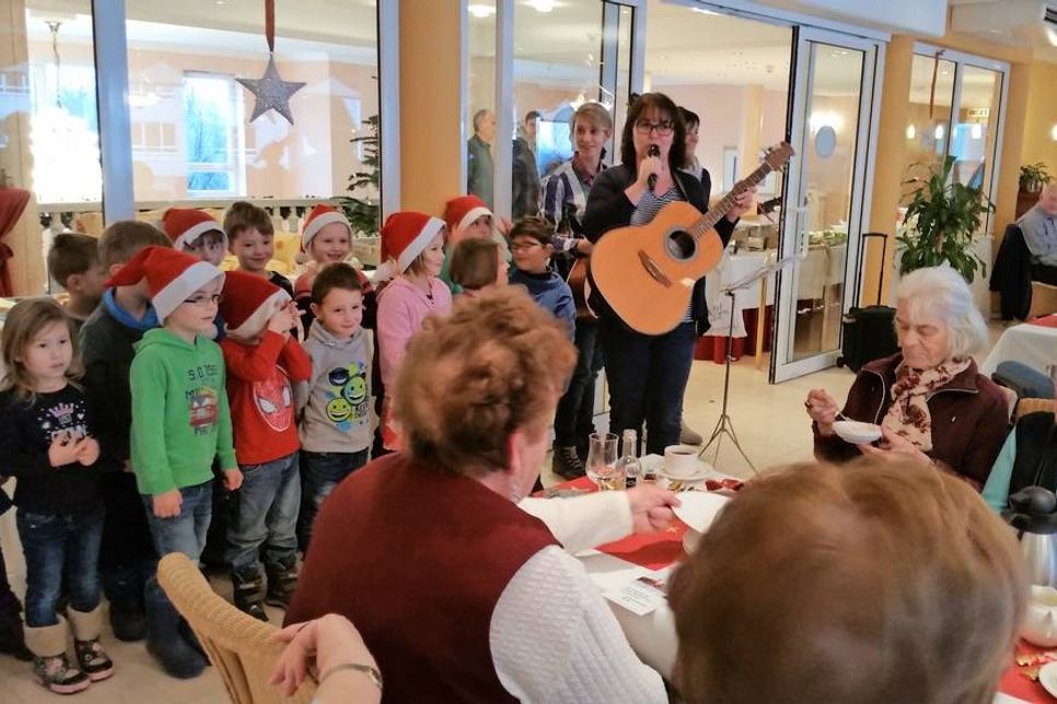 Kita-Kinder sangen für die Senioren.