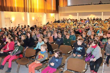 Rappelvoll: die Aula der Jacob-Lienau-Schule. Über 200 Kinderuni-Studenten waren gekommen.