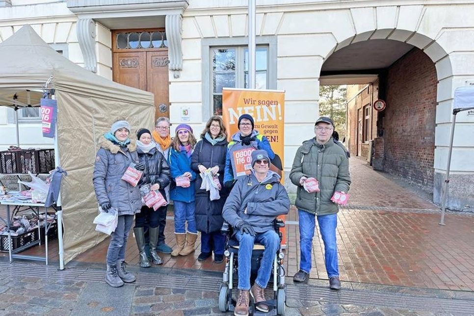 Vor dem Rathaus gab es Infos und die Brötchentüten mit der wichtigen Telefonnummer.