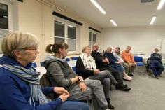 Die Teilnehmenden versammelten sich zum Erfahrungsaustausch.