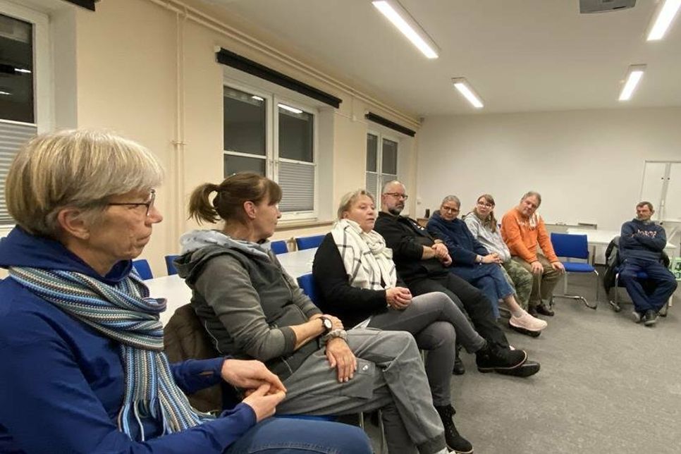 Die Teilnehmenden versammelten sich zum Erfahrungsaustausch.