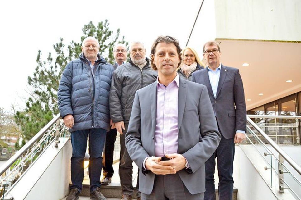 Heinz Meyer (Aktivgruppe, von links), Christian Freitag (CDU), Ulrich Herrmann (FDP), Anja Meints (WUB)  und Frank Theunissen (Neue Perspektive) unterstützen Robert Wagner (vorne). (Foto: René Kleinschmidt)