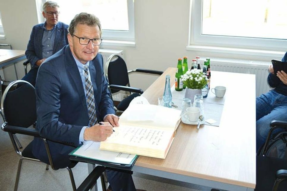 Wirtschaftsminister Dr. Bernd Buchholz trägt sich anlässlich der Förderbescheidübergabe am 4. Juni in das Goldene Buch der Stadt Oldenburg ein.