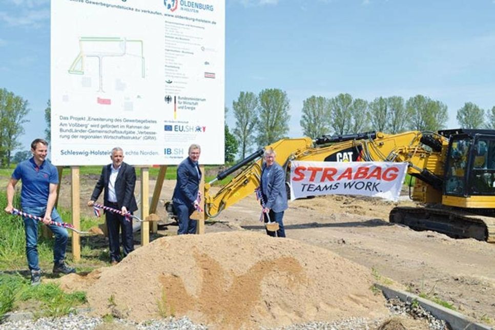 Eugen Materi von der Firma Strabag, Oldenburgs Bürgermeister Jörg Saba, Wirtschaftsminister Dr. Bernd Buchholz und Burkhard Naß (Werkleitung Kommunale Dienste) beim symbolischen 1. Spatenstich für die Gewerbegebietserweiterung.