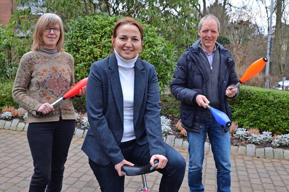 Gudrun Banaski (Fachdienst Bildung, Sport und Familienangelegenheiten, links), Bürgermeisterin Hatice Kara und Kinder- und Jugendberater Christian Grohmann stellten jetzt den Ferienpass für die Osterferien vor. (Foto: René Kleinschmidt)