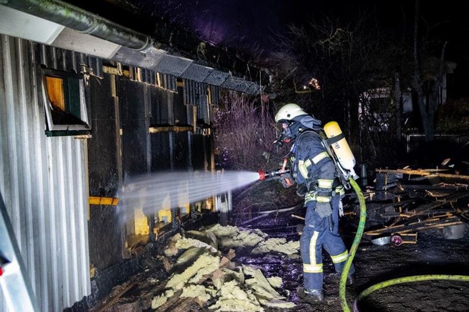 Ein Schuppen brennt in voller Ausdehnung in unmittelbarer Nähe an einem Holzhaus. Die Feuerwehr kann durch schnelles und beherztes Löschen ein Übergreifen auf das Gebäude verhindern. (Foto Arne Jappe)